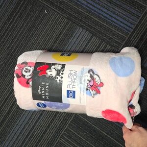 SUPERSOFT PLUSH THROW